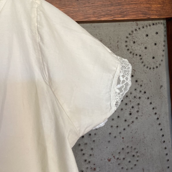 ❗️LAST DAY CLOSET CLOSING❗️ Brandy Melville Button Crop Lace Top Cream One Size - Picture 6 of 9